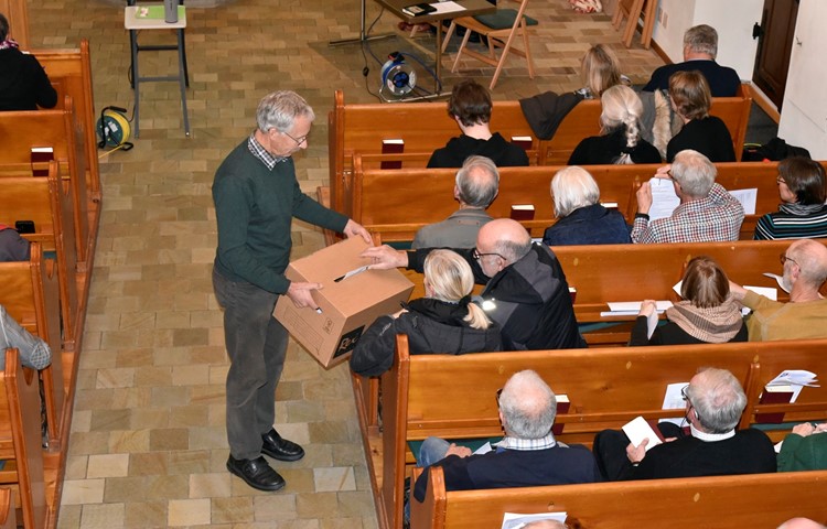 Die Kirchenpflege-Mitglieder (hier Urs Weilenmann) sammelten mit vorbereiteten Urnen die Wahlzettel für die Pfarrwahlkommission ein.