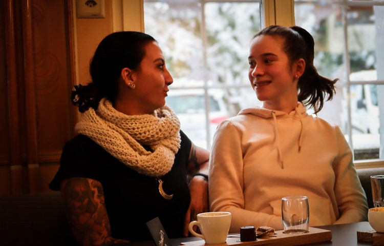 Melanie Bürkli (links) ist Servicechefin im Café «Gans gmüetli». Mit dem Gastgewerbe ist sie eng verwoben, sie wuchs in einer Wirtefamilie auf. Anna (Anja) Rakovska (rechts) flüchtete vor anderthalb Jahren aus der Ukraine in die Schweiz. Sie begann mit einem Praktikum im Café, mittlerweile ist sie fest angestellt. Die dritte Gesprächspartnerin möchte anonym bleiben.