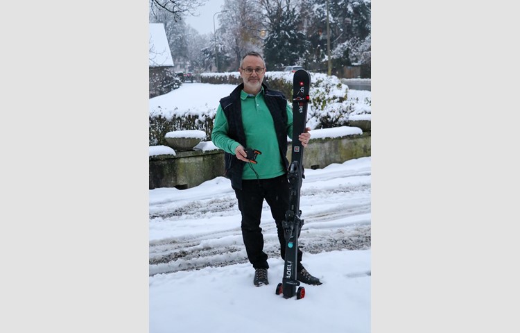 Fürs Foto lag passenderweise sogar etwas Schnee: Jörg Mostert präsentiert sein Produkt «Skimover». Das an den Ski befestigte grosse Modell eignet sich auch zum Transport eines SUP, das kleinere in der Hand lässt sich dafür bequem in der Jackentasche verstauen.