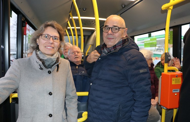 Claudia Müssiggang von «PostAuto» und der sichtlich erfreute Gemeindepräsident Jürg Grau genossen die Eröffnungsfahrt durchs Dorf.