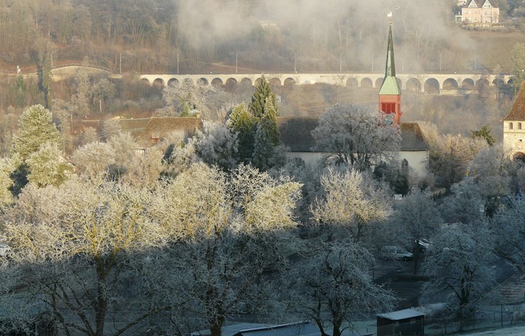Der Klang der Glocken des Laufener Kirchturms breitet sich weit über den Rheinfall hinaus aus.