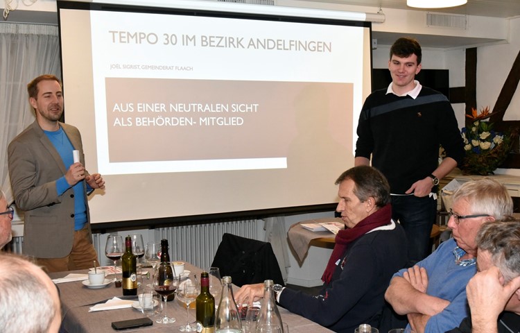 Joël Sigrist (rechts) referierte beim Polit-Dinner über Tempo-30-Massnahmen. Eingeladen worden war er von Stefan Stutz, Präsident der SVP Bezirk Andelifngen (links).