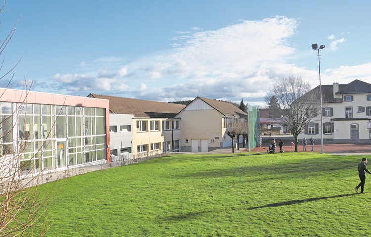 Das Schulhaus in Rutschwil muss ab Sommer 2024 mit weniger Schülern auskommen. Links im Bild der Erweiterungsbau, rechts das alte Schulhaus.