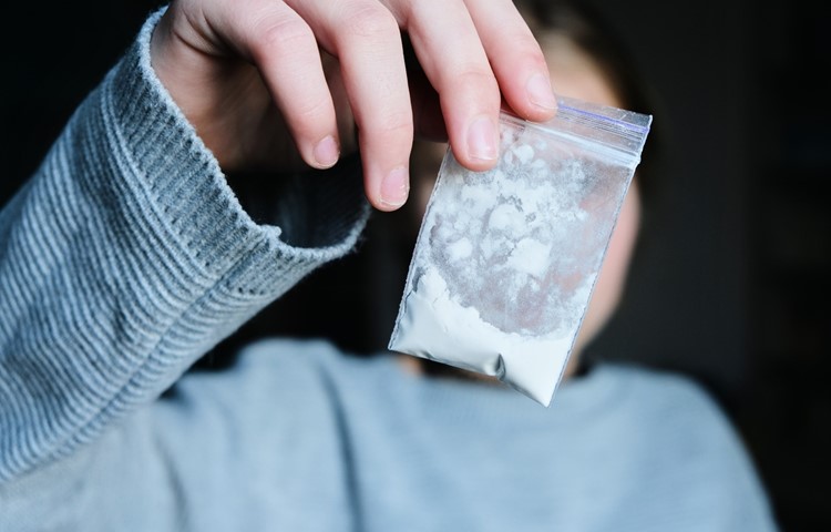 Der Beschuldigte konsumierte und verkaufte Kokain, beides ist verboten. Zu seinen Abnehmern gehörte dummerweise auch ein verdeckter Ermittler der Polizei.