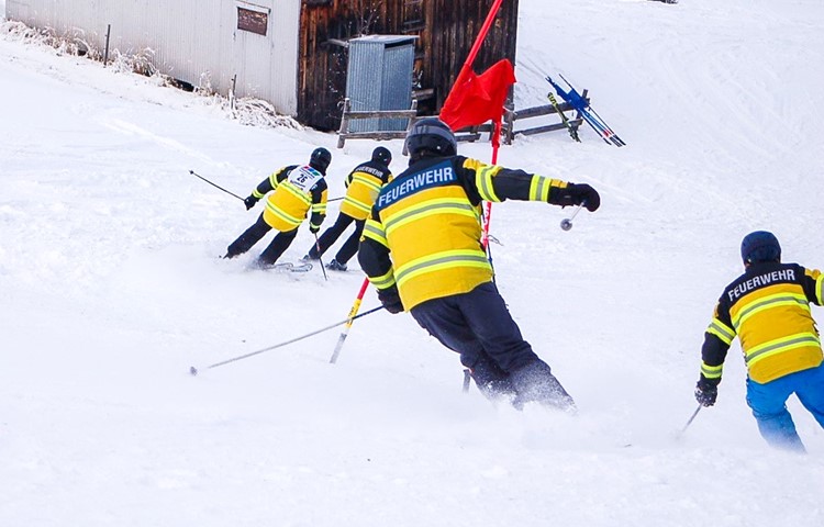 Zügig unterwegs auch ohne Einsatzfahrzeug, Blaulicht oder Sirene: Feuerwehrleute am «Fire-Ski» in Wildhaus.