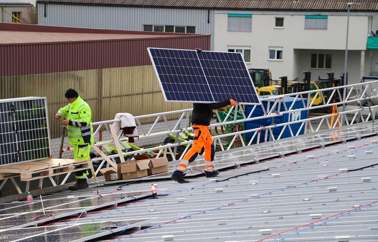 Bis 2050 sollen rund zwei Drittel des kantonalen Stromverbrauchs durch Solarenergie gedeckt werden. Wird nun die Branche zum Nadelöhr? Installation der PV-Anlage auf dem Dach der Hansjörg Rüeger AG in Marthalen (siehe Text unten).