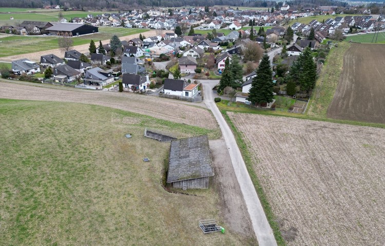 Zum Beispiel Henggart: Die Zivilschutzanlage (Eingang neben der Scheune) befindet sich am Rand des Dorfs und liegt doch zentral.