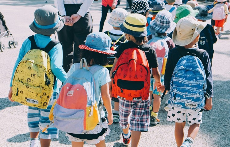 Der Aussage «Die Schülerinnen und Schüler unserer Schule gehen freundlich miteinander um» stimmten die Kinder der Primarschule Andelfingen deutlich öfters zu als im kantonalen Durchschnitt.