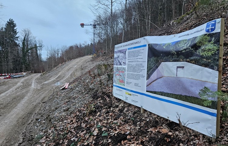 Im Cholfirstwald sind die Arbeiten für das neue Hochreservoir «Schwarzbrünneli» in vollem Gange. Ende Jahr soll das Projekt abgeschlossen sein. Die Anlage wird in den Wald eingegliedert, sehen wird man nur noch die Frontseite (siehe Plakat).