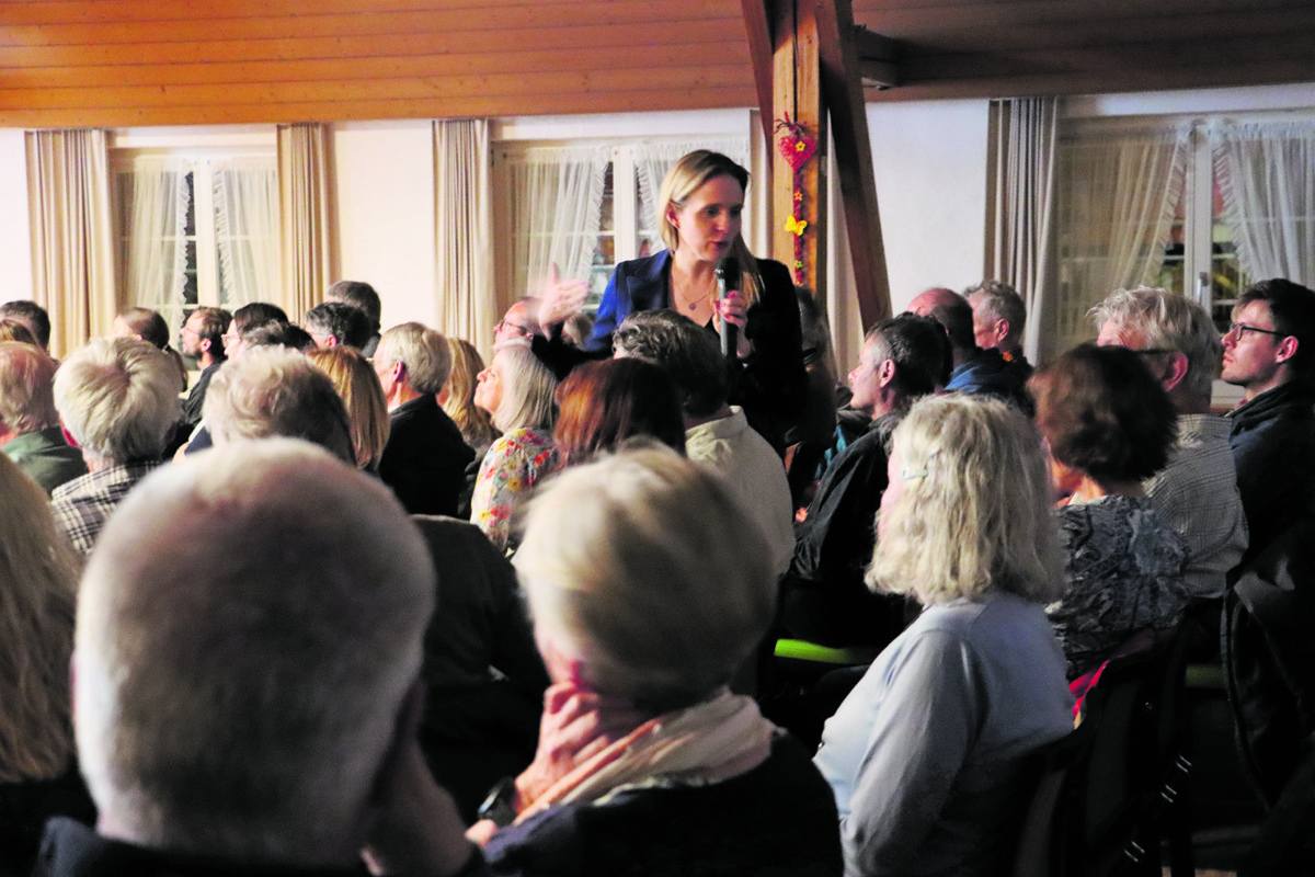 Luzia Tschirky beantwortete nach ihrem Vortrag Fragen aus dem Publikum: ein Moment voller Aufmerksamkeit und Austausch.