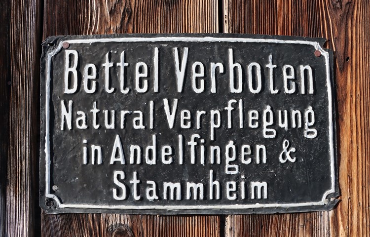 In Guntalingen zeugt dieses vermutlich über 100-jährige Schild von der einstigen Bezirks­lösung im Bettelwesen.