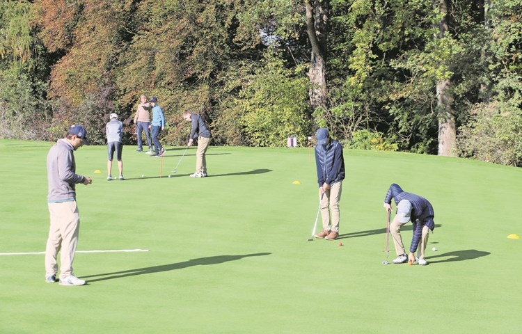 Unter Aufsicht eines Golflehrers (links) trainierten die Teilnehmer fleissig das Einlochen auf dem Übungs-Green.