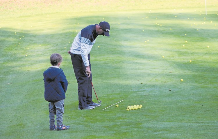 Die Golflehrer standen auch den jüngsten Campteilnehmern geduldig und hilfsbereit zur Seite.