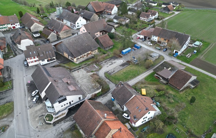 Seit gut einem Jahr steht das «Pöschtli» (links)  leer. Zum Haus gehört auch der Parkplatz, der überbaut werden kann.