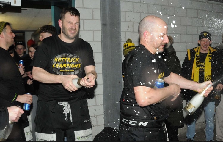 «Hattrick-Champions»: Zum dritten Mal in Folge genossen die EHCWN-Spieler eine Champagnerdusche.
