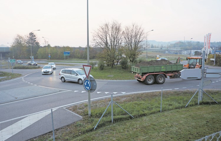 Beton statt Asphalt: Die Kreisel und Autobahnanschlüsse in Kleinandelfingen (Bild) und Adlikon werden im nächsten Sommer saniert.