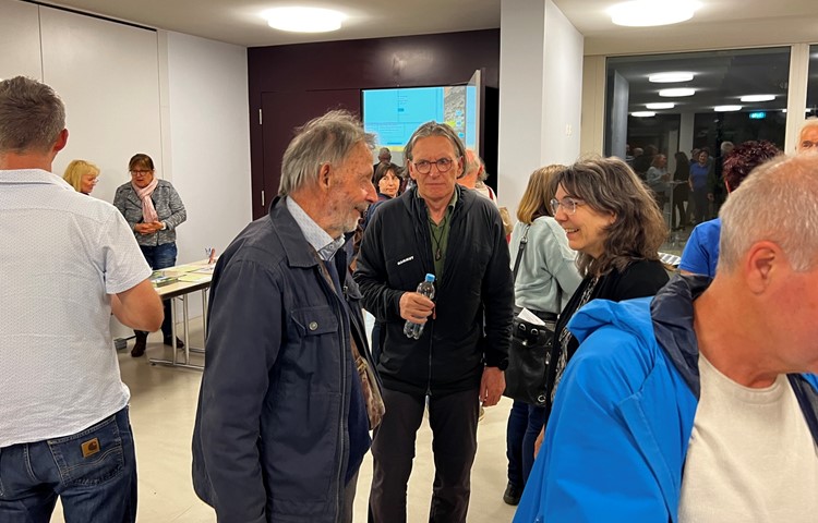 Hans Weiss (links) in der Pause im Gespräch mit Herbert Bruns und Katrin Cryer, beide von der IG Gegenwind.