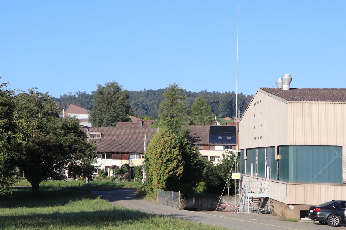 Gegen die 5G-Antenne von Sunrise will sich die Bevölkerung dies- und jenseits des Bahngleises wehren – auch wegen der nahen Schule. Gegen die 5G-Antenne von Sunrise will sich die Bevölkerung dies- und jenseits des Bahngleises wehren – auch wegen der nahen Schule.