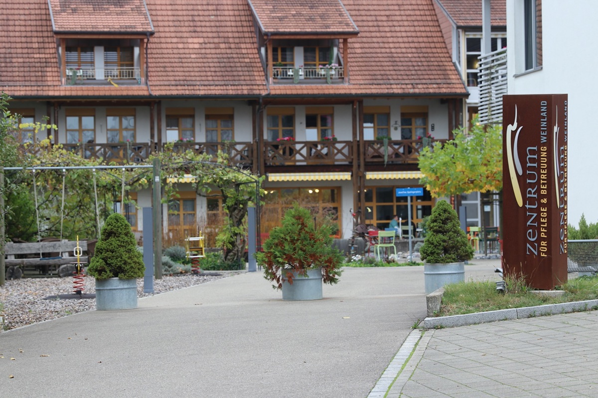 Unter dem Dach des Zentrums für Pflege und Betreuung Weinland in Marthalen ist die stationäre und ambulante Pflege für sechs bzw. fünf Gemeinden organisiert.