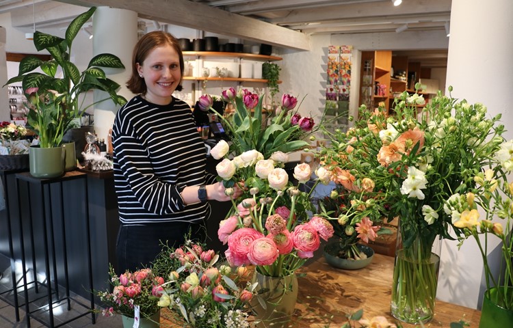 Sophie Stegemann liebt die Vielseitigkeit ihres Berufs. Als angehende Floristin bei Blumen Zimmermann in Flaach lebt sie gerne ihre Kreativität aus.