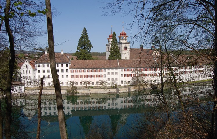Die Insel vom Klosterblick von deutscher Seite aus gesehen: Die Hauswirtschaftskurse (im linken Gebäude) werden dort seit sechs Jahren durchgeführt.