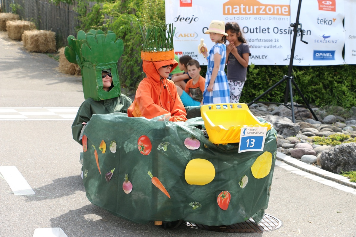 17 kunterbunte Fahrzeuge waren unterwegs. 17 kunterbunte Fahrzeuge waren unterwegs.