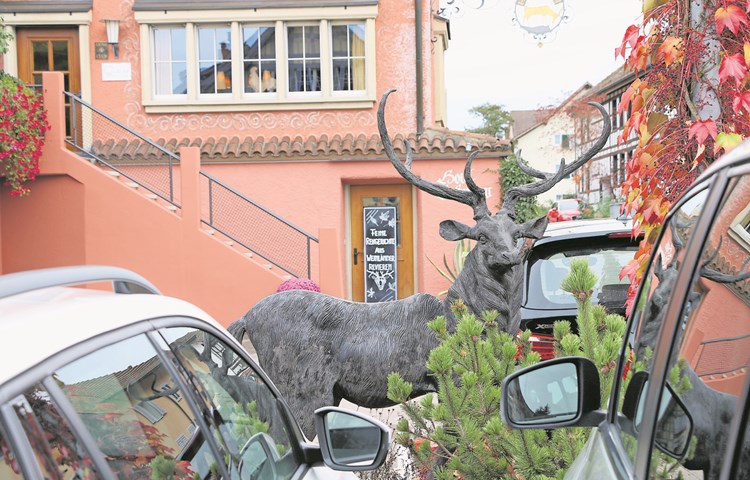 Die Skulptur vor dem Restaurant Hirschen in Trüllikon wurde unfreiwillig Gegenstand eines Gerichtsverfahrens
