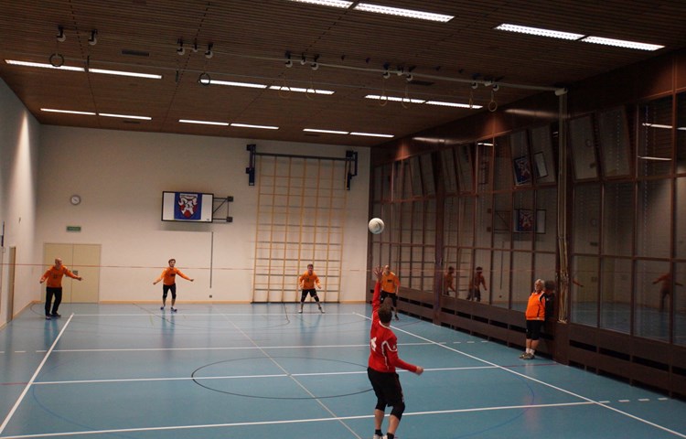 Faustball wird in der Wintersaison in der Halle und im Sommer auf der Wiese gespielt. Im Bild Altikon (rot) gegen Hettlingen (orange).