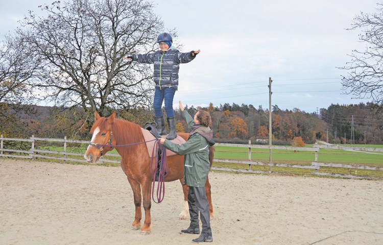 Dass Silas auf dem Rücken von «Tamina» stehen kann, braucht viel Mut vom 12-Jährigen, aber vor allem auch eine klare Kommunikation mit der Stute. Das lernt er im Rahmen der pferdegestützten Therapie.