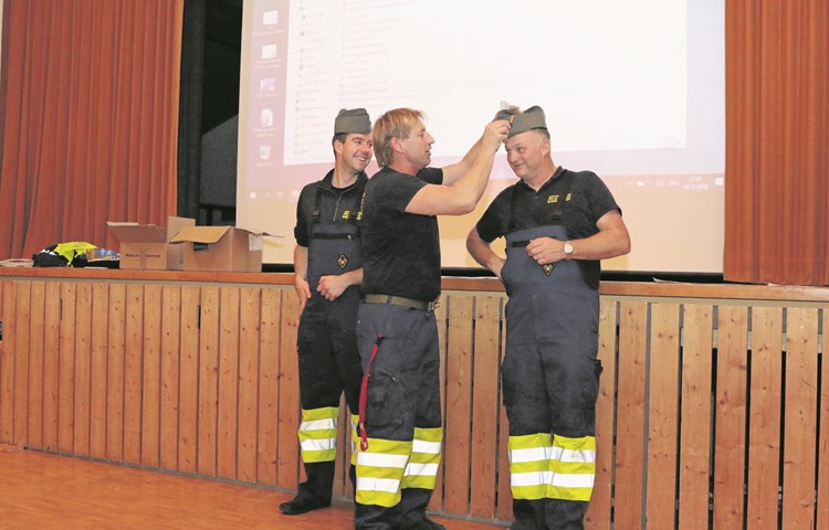 Martin Jaun (Mitte) sorgt bei Ausbildungschef Peter Stutz (l.) und Kommandant Heier Wipf dafür, dass sie klar als Chefs zu erkennen sind.