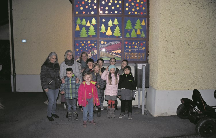Die Kinder der Tagesschule sind stolz auf ihr weihnachtliches Fenster, das sie dank ihrer Betreuerinnen (v. l.) Mirjam Haupt, Margrit Glauser und Susanna Oswald realisieren konnten.