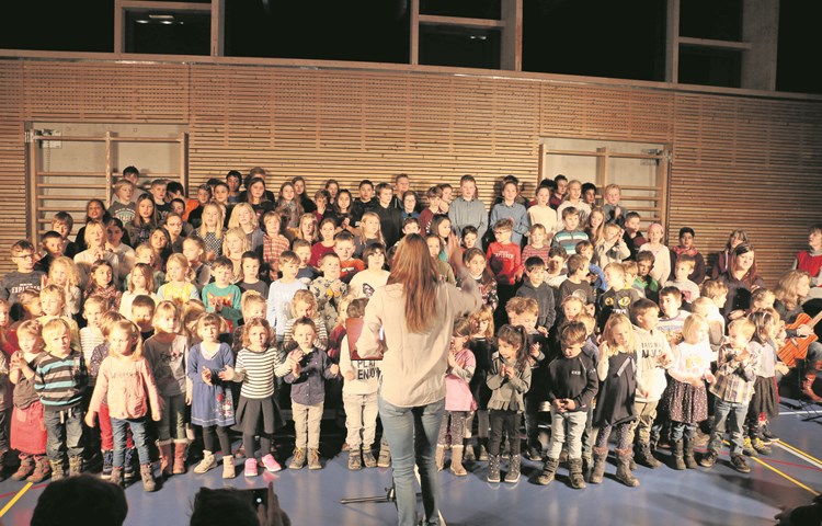 Die Kindergarten- und Primarschulkinder übten für die Eröffnung des Adventsfensters ein Konzert ein.