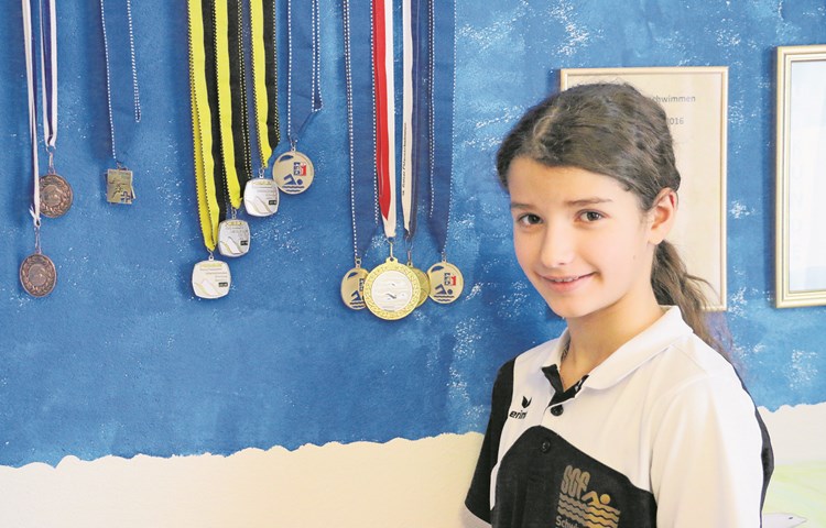 Ylenia Schwarzer zeigt stolz ihre Medaillensammlung. Elf Stück hängen bereits in ihrem Schlafzimmer.
