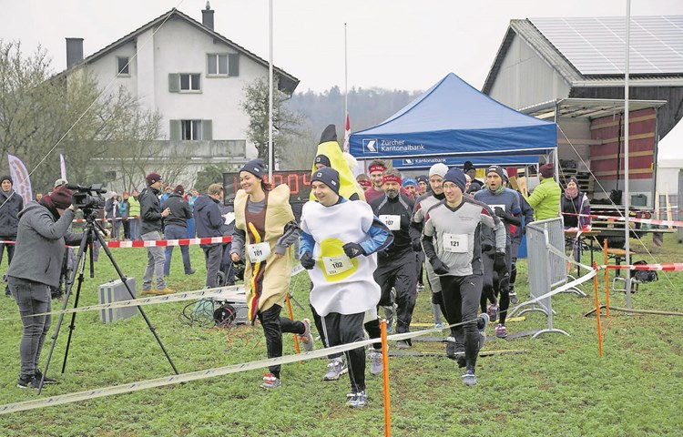Manche Teilnehmer nahmen den Lauf in ausgefallenen Kostümen in Angriff.