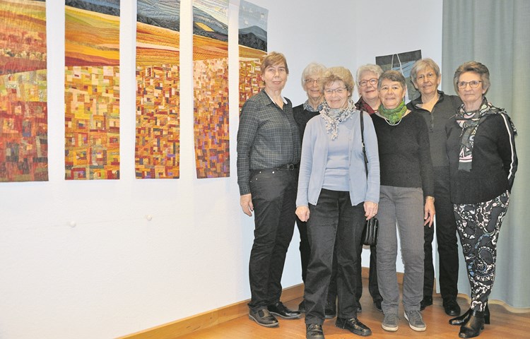 Das achtteilige Gemeinschaftswerk «Springbank» mit den Quiltkünstlerinnen (von links): Verena Lenzlinger, Annemarie Möckli, Erika Eberle, Hanna Wick, Käthi Schneider, Helga Riehle und Ines Gertschen.