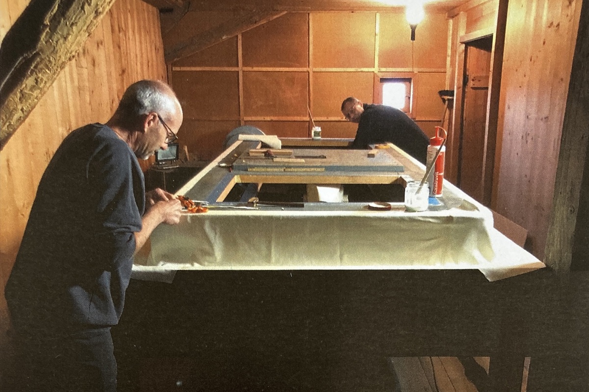 Die Orgelbauer dichten den Balg mit neuem Rindsleder ab. Die Orgelbauer dichten den Balg mit neuem Rindsleder ab.