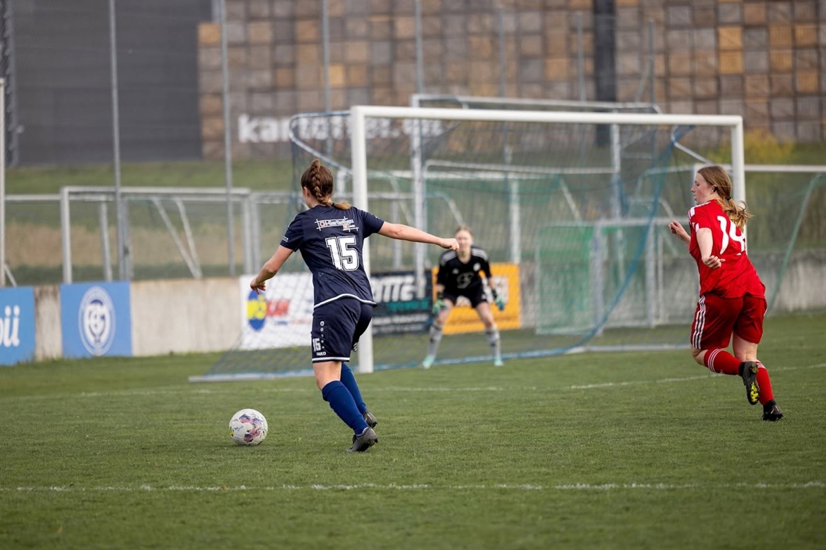 Die Damen des FC Ellikon/Marthalen (blau) wollen sich vor der Winterpause möglichst gut positionieren.