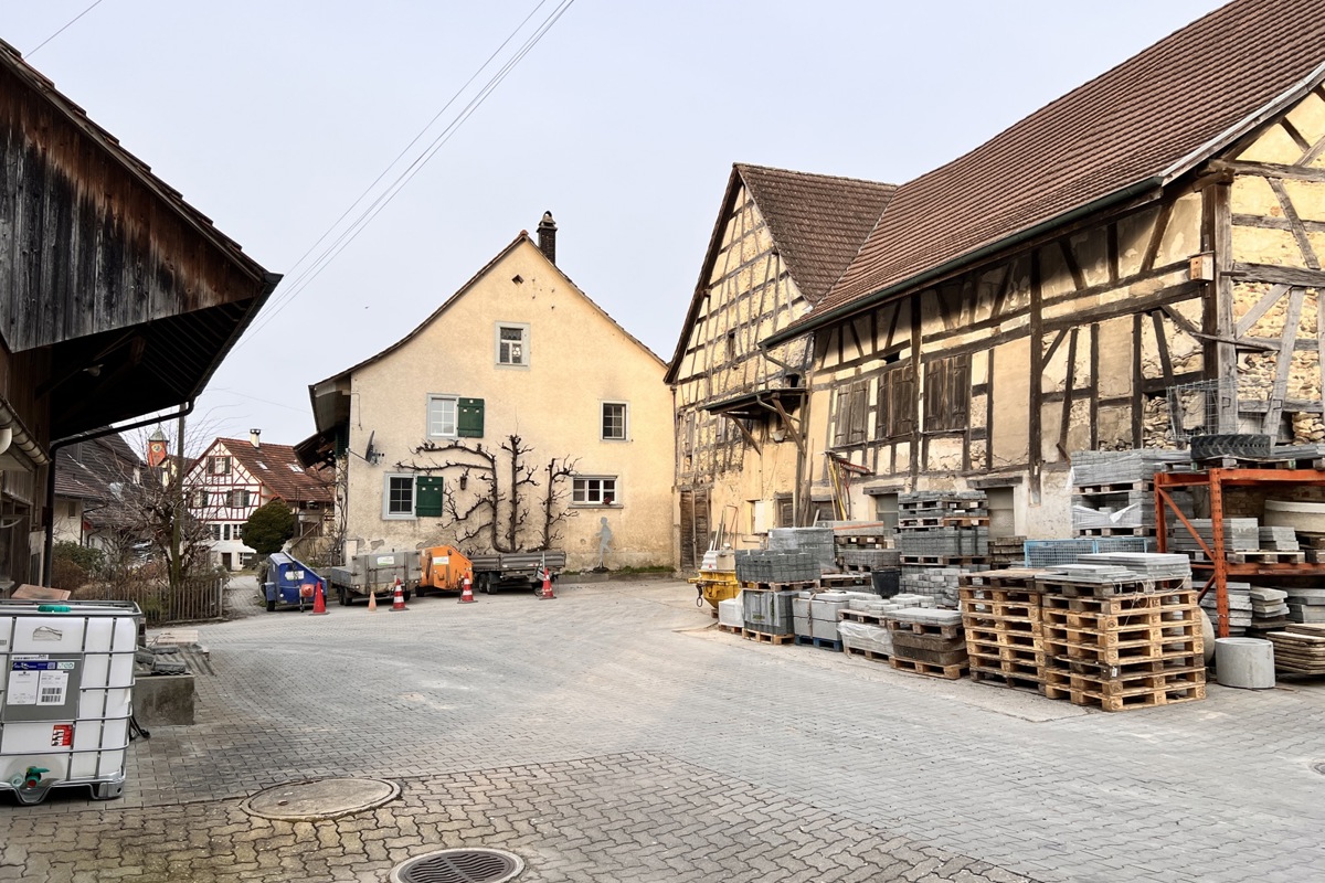 Eine Leerstelle als Erinnerungslücke – wohl zwischen dem Haus links und der Klosterscheune (Riegelbau) stand das Haus der heiligen Gret.