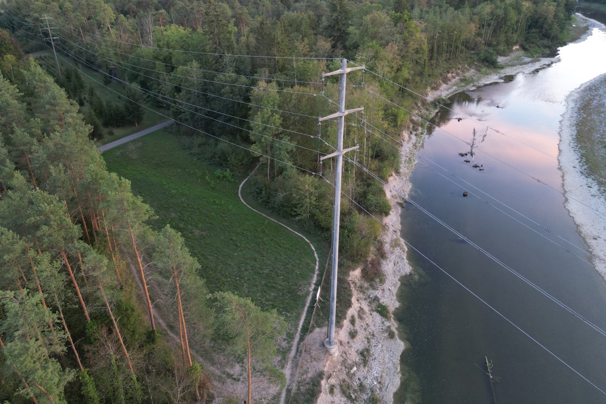 Der Mast Nr. 51 steht mittlerweile direkt am Thurbord. Er wird um die Hälfte höher und nahe an die dahinter verlaufende Inslenstrasse platziert. Der Mast Nr. 50 dahinter kommt weg.