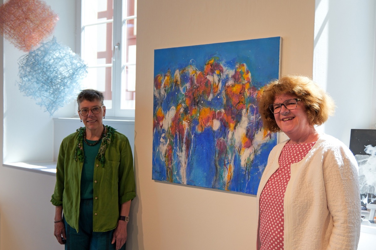 Marianne Keel (links) mit ihren im Hintergrund sichtbaren Fadenkreationen und Theres Menzi mit ihren farbintensiven Bildern ergänzen sich in der Weinlandgalerie in Kleinandelfingen gut.