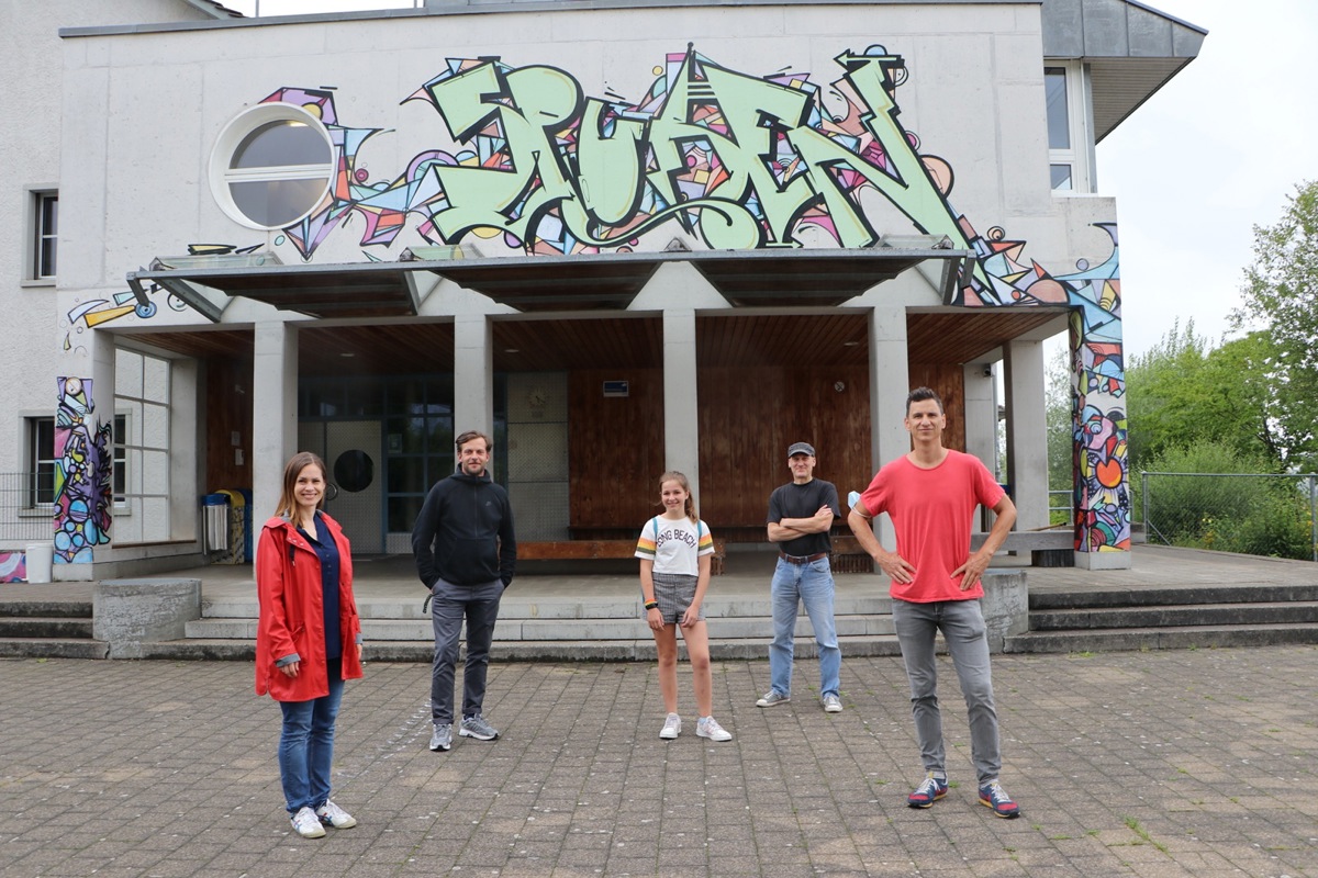 Lehrpersonen und Erwachsene begleiten Jugendliche auf ihrem Weg in die Berufswelt (Symbolbild vor der Sekundarschule Flaachtal).