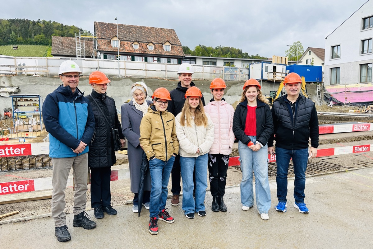 Hinweis für die Nachwelt: Die in der Kapsel steckenden Gedanken stammen von Einheimischen «80+» und von 22 Jugendlichen der Sekundarschule. Einige von ihnen posierten als Delegierte an der Grundsteinlegung fürs Foto