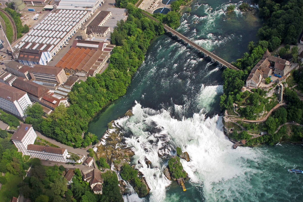 Der Belvederesteg (rechts, unterhalb von Schloss Laufen) am Rheinfall war mehrere Wochen gesperrt.