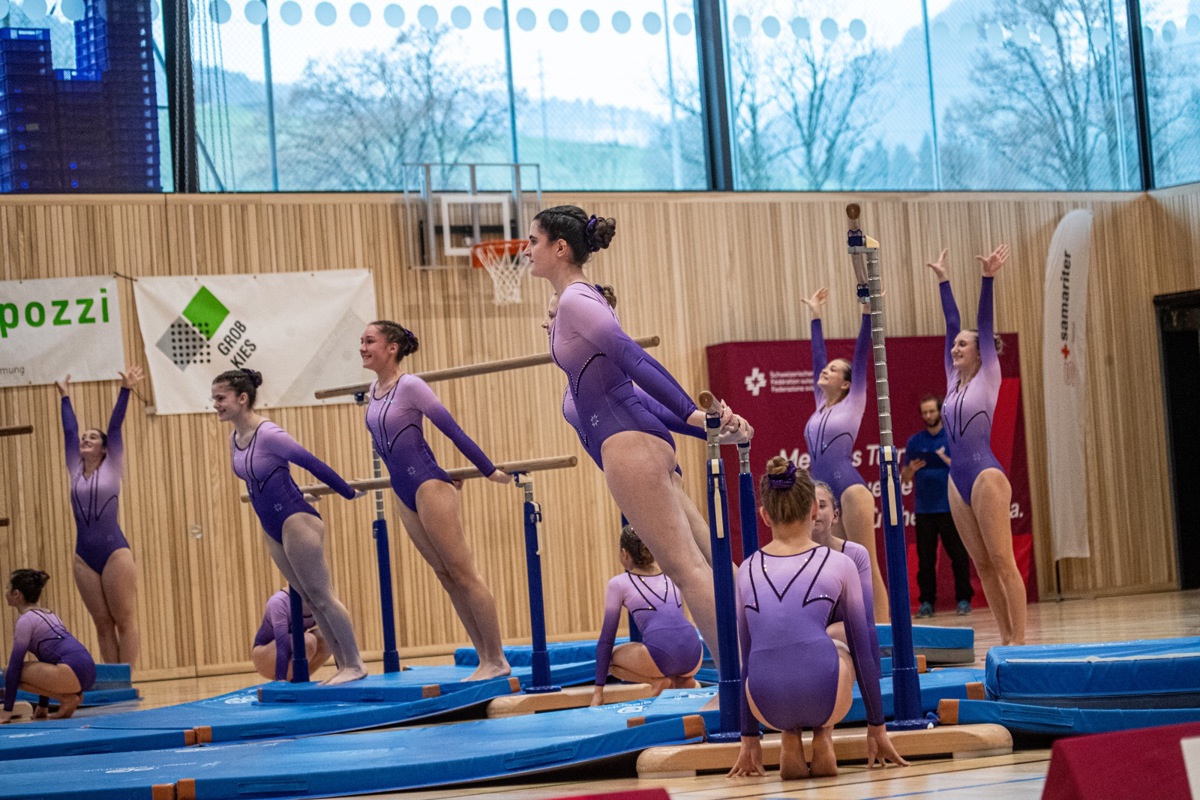 Die U17 des Getu Flaachtal am Schulstufenbarren.