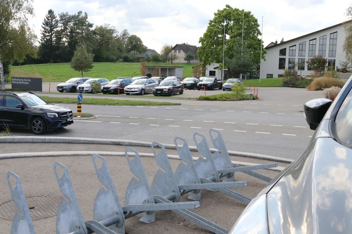 Kirchenbesucher oder aktuell die Mitarbeiter der Carrosserie Gehrig dürfen ihr Fahrzeug auf dem Parkplatz des katholischen Zentrums abstellen. Für Unbefugte wie Lastwagenfahrer oder Coop-Kunden könnte es künftig hingegen teuer werden.