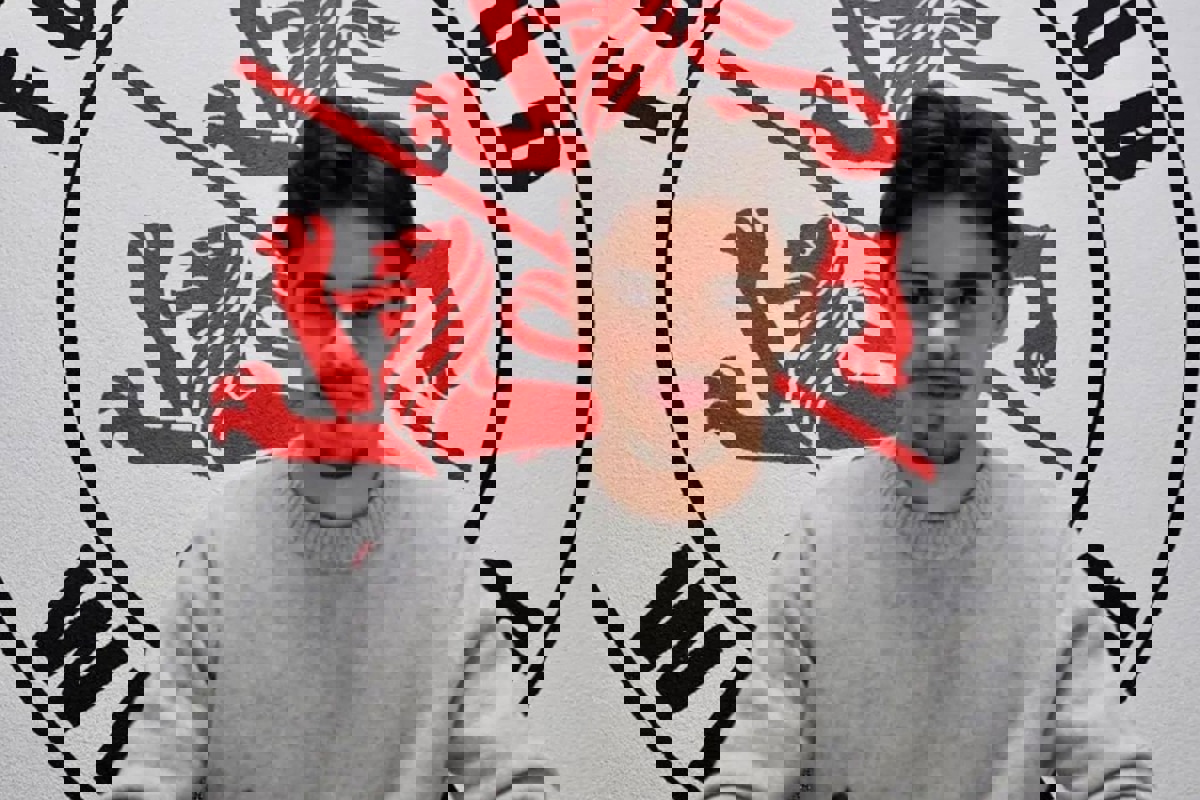 Zuerst die Vertragsunterschrift … Zuerst die Vertragsunterschrift …