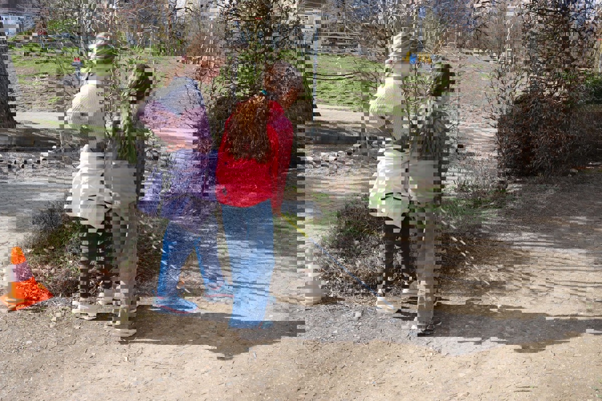 Mit einem Weissstock lernen die Kinder, sich ohne Augenlicht zu orientieren.