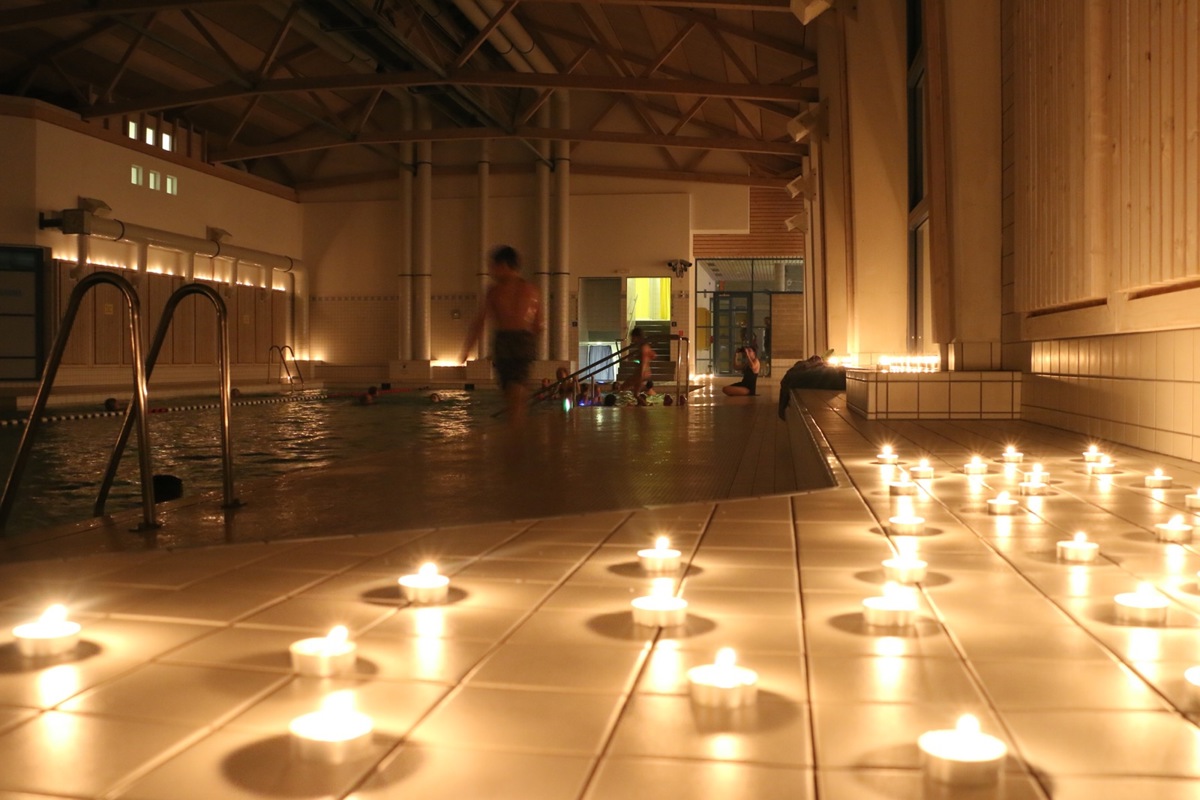 Bei einem Nein zum Kredit würde im Aquarina (Bild: Lichterschwimmen 2016) Ende 2025 das Licht ausgehen
