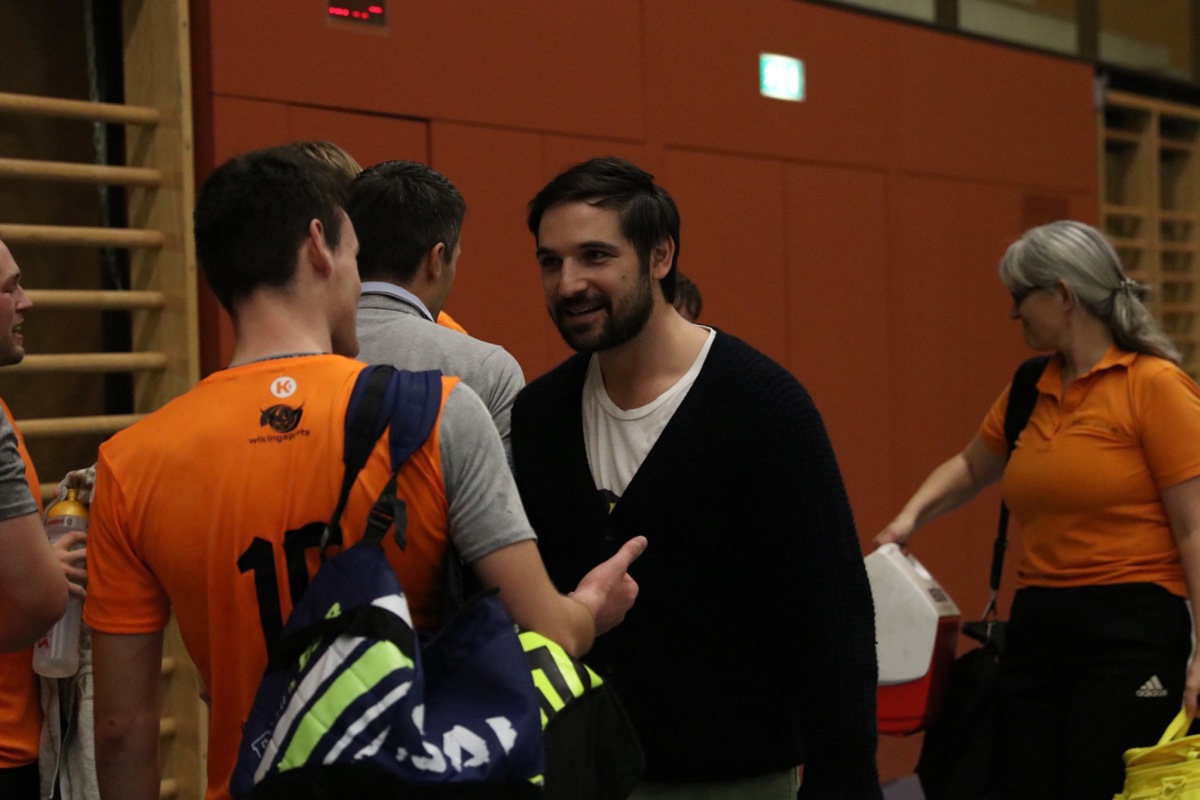 Marko Vukelic im Gespräch mit Spielern.