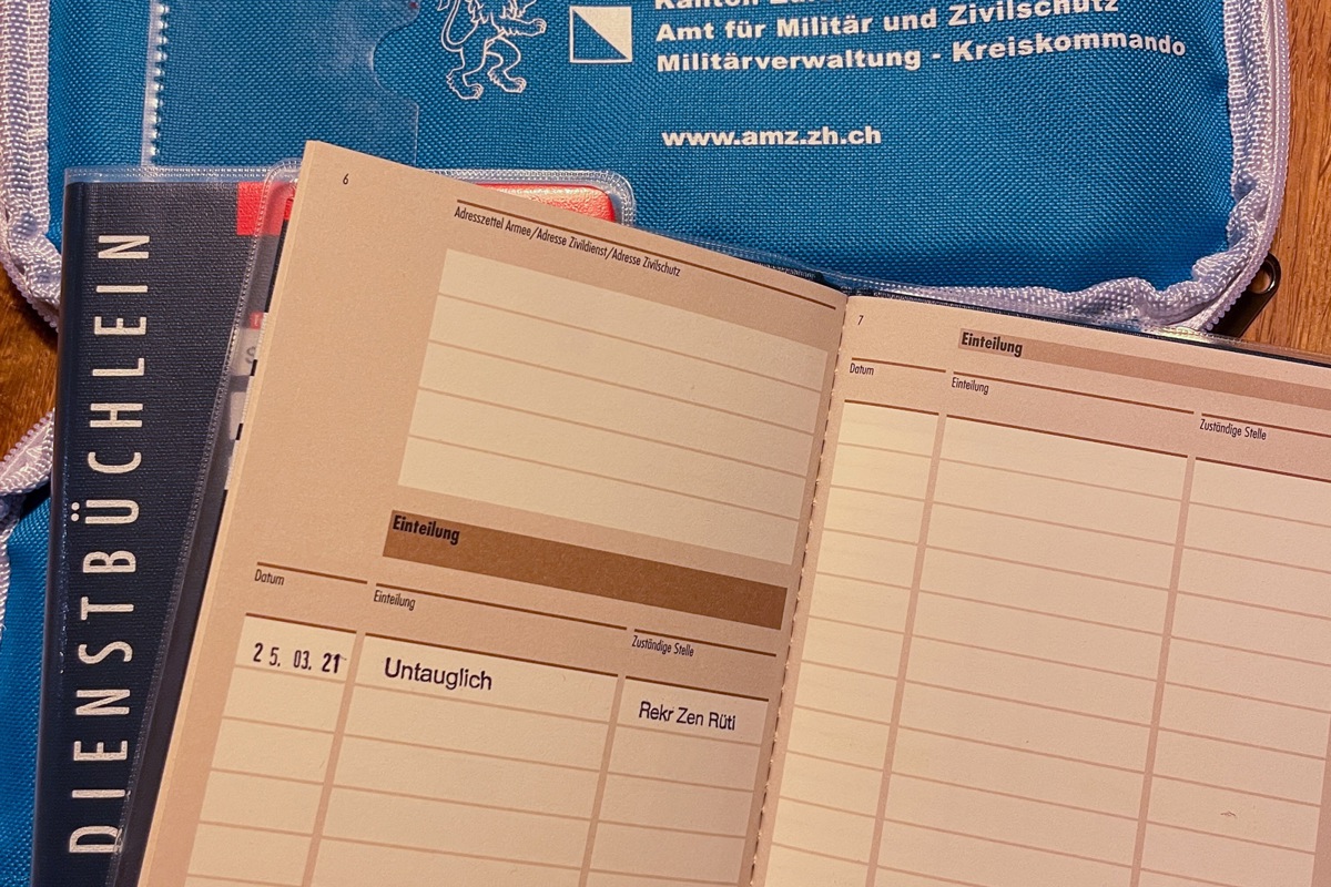 Die Dienstbücher von Peter und Mike beinhalten neben den persönlichen Daten nur den Eintrag «untauglich».